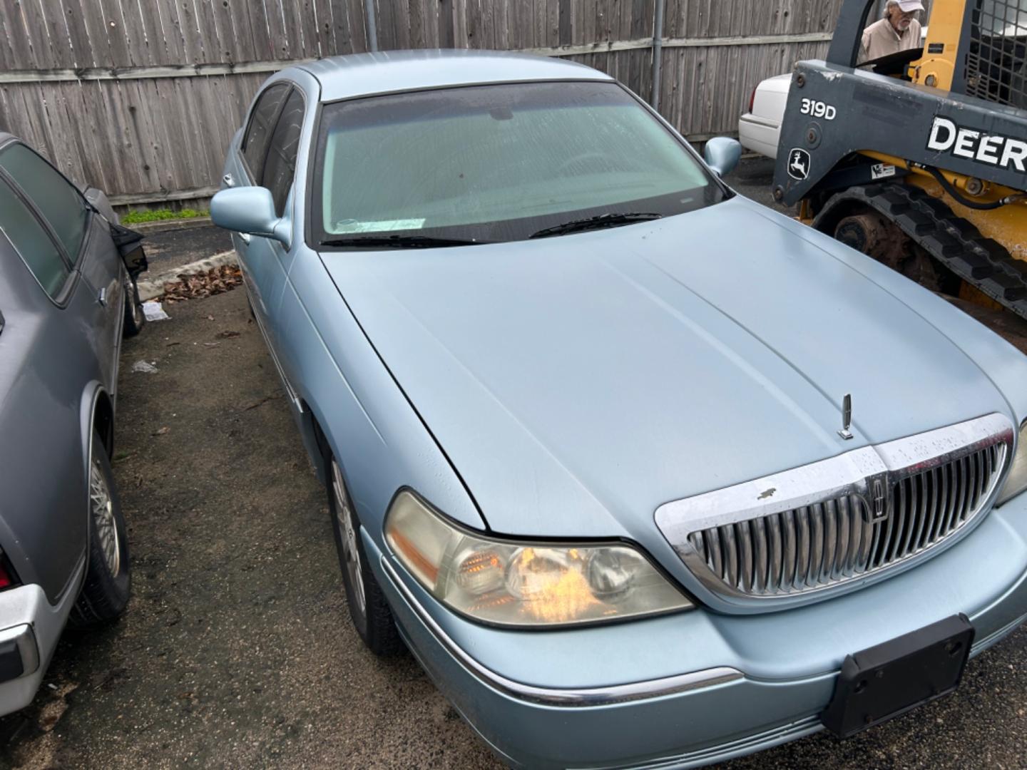 2006 Lincoln Town Car (1LNHM81W66Y) , located at 1687 Business 35 S, New Braunfels, TX, 78130, (830) 625-7159, 29.655487, -98.051491 - Photo#3